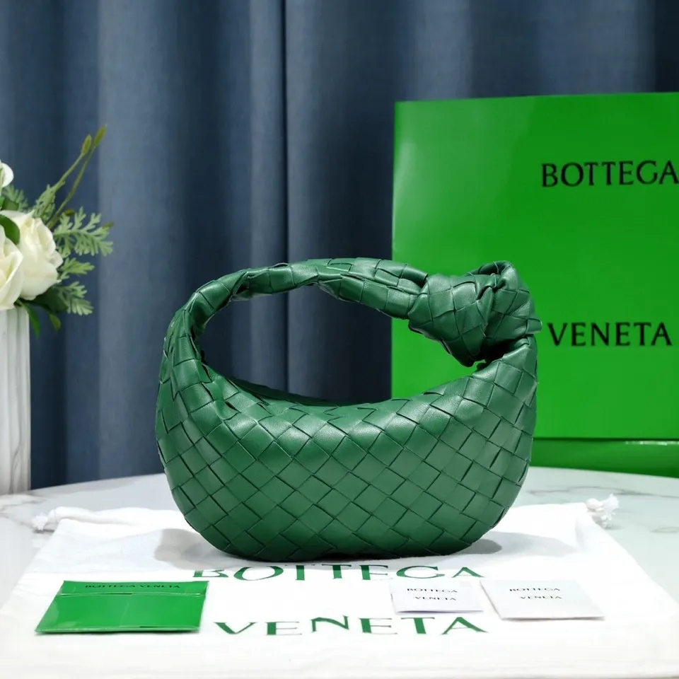 Batch 1120 BV Bottega Veneta's new early spring women's MINI JODIE handbag BV bag 🔥The new method is based on the original rounded corners, knotted with classic woven leather round hobo bag, The most iconic triangular pull-out design, using sheepskin draped soft shape, is super suitable for concave shapes~ Jodie feels really gentle to people, and is definitely the best item for daily matching. It has the same weave, new elements and twists, is compact and versatile, and is the new favorite of street style Internet celebrities! Dimensions: 23x28x8 Model: 6699-1